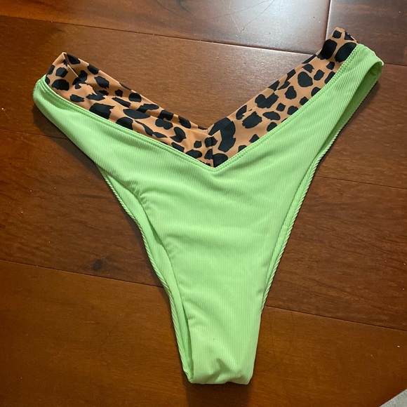 SUPER CUTE V CUT BIKINI BOTTOM - Picture 1 of 2